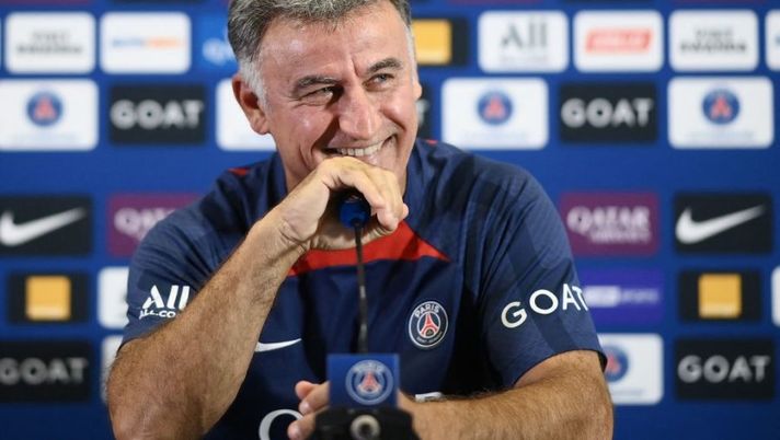 Paris Saint-Germain's French head coach Christophe Galtier speaks during a press conference in Saint-Germain-en-Laye, west of Paris on August 26, 2022, two days prior to the L1 football match against Monaco. (Photo by FRANCK FIFE / AFP) (Photo by FRANCK FIFE/AFP via Getty Images) Galtier: “Skriniar al PSG? Pensavo arrivasse la scorsa estate, lo seguiamo da tempo” - immagine 1