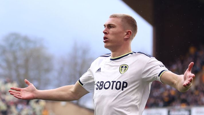 WOLVERHAMPTON, ENGLAND - MARCH 18: Rasmus Kristensen of Leeds United celebrates after scoring the team's third goal during the Premier League match between Wolverhampton Wanderers and Leeds United at Molineux on March 18, 2023 in Wolverhampton, England. (Photo by Naomi Baker/Getty Images) Roma, accordo sempre più vicino per Kristensen: la formula dell’operazione col Leeds - immagine 1