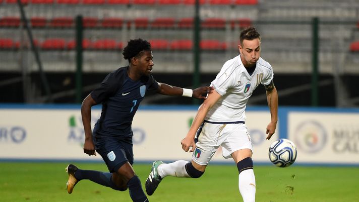 GORGONZOLA, ITALY - OCTOBER 05:  (R-L) Isaac Buckley Ricketts of England U20 competes for the ball with Gaetano Castrovilli of Italy U20 during the 8 Nations Tournament match between Italy U20 and England U20 on October 5, 2017 in Gorgonzola, Italy.  (Photo by Pier Marco Tacca/Getty Images) 
