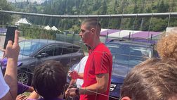 FOTO VN – Milenkovic sereno, firma autografi fuori dallo stadio