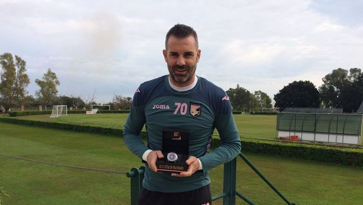 Foto, Sorrentino premiato come miglior giocatore del Palermo 