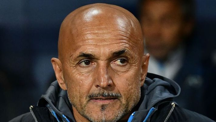 Napoli's Italian coach Luciano Spalletti looks on prior to the Italian Serie A football match between Atalanta Bergamo and Napoli on November 5, 2022 at the Atleti Azzurri d'Italia stadium in Bergamo. (Photo by Isabella BONOTTO / AFP) (Photo by ISABELLA BONOTTO/AFP via Getty Images) Spalletti: “Olivera ha avuto un indurimento e va gestito. Pochi cambi? Vi spiego” - immagine 1