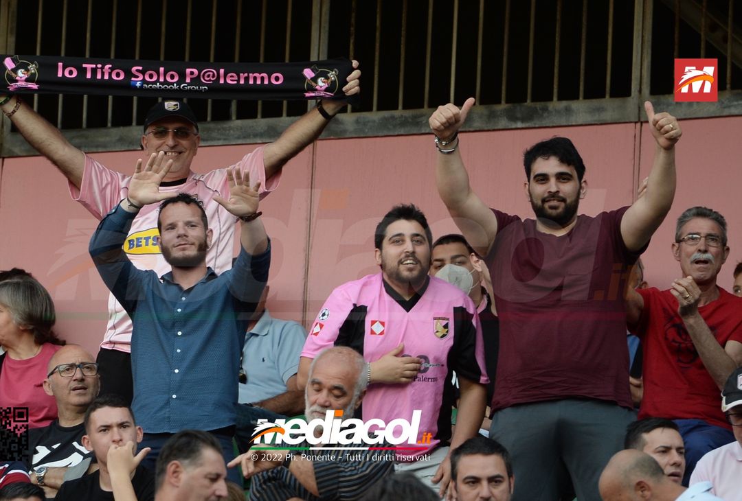 Fototifo, i tifosi allo stadio per Palermo-Feralpisaló 1-0 (gallery) - immagine 63