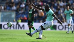 VIDEO Sassuolo-Inter: un paracadutista atterra a centrocampo