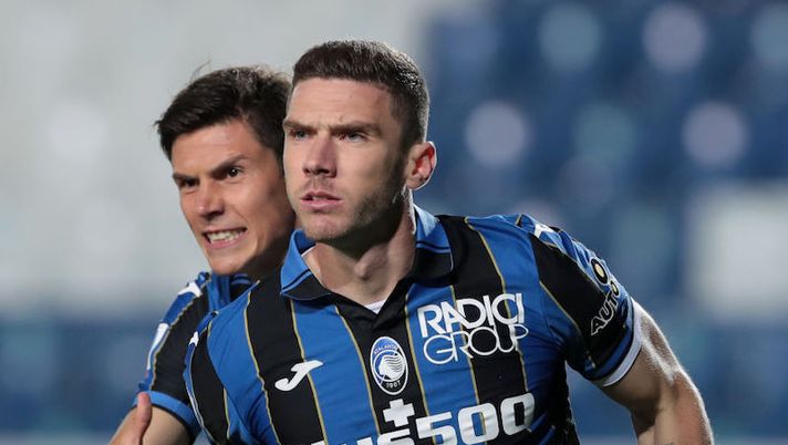 BERGAMO, ITALY - SEPTEMBER 21: Robin Gosens of Atalanta BC celebrates with his team-mate Matteo Pessina after scoring the opening goal during the Serie A match between Atalanta BC and US Sassuolo at Gewiss Stadium on September 21, 2021 in Bergamo, Italy. (Photo by Emilio Andreoli/Getty Images) L’addio di Gosens: “Atalanta, ho dato tutto! L’Inter passa una volta sola” - immagine 1
