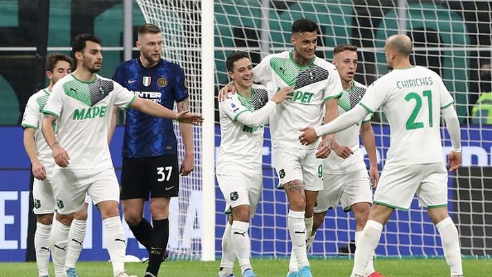 MILAN, ITALY - FEBRUARY 20: Gianluca Scamacca of US Sassuolo celebrates his goal with his team-mate Giacomo Raspadori of US Sassuolo during the Serie A match between FC Internazionale and US Sassuolo at Stadio Giuseppe Meazza on February 20, 2022 in Milan, Italy. (Photo by Marco Luzzani/Getty Images) MILAN, ITALY - FEBRUARY 20: Gianluca Scamacca of US Sassuolo celebrates his goal with his team-mate Giacomo Raspadori of US Sassuolo during the Serie A match between FC Internazionale and US Sassuolo at Stadio Giuseppe Meazza on February 20, 2022 in Milan, Italy. (Photo by Marco Luzzani/Getty Images)