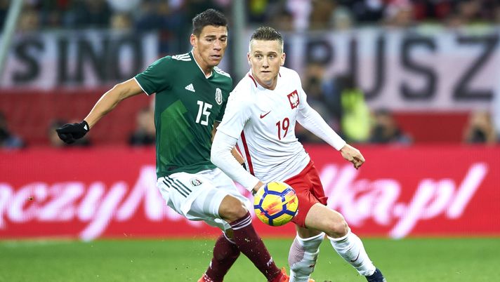 GDANSK, POLAND - NOVEMBER 13: (L) Hector Moreno of Mexico fights for the ball with (R) Piotr Zielinski of Poland during the International Friendly match between Poland and Mexico at Energa Arena Stadium on November 13, 2017 in Gdansk, Poland. (Photo by Adam Nurkiewicz/Getty Images) 