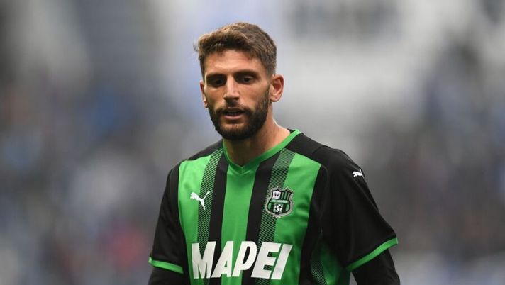 REGGIO NELL'EMILIA, ITALY - OCTOBER 31: Domenico Berardi of US Sassuolo looks on during the Serie A match between US Sassuolo and Empoli FC at Mapei Stadium - Citta' del Tricolore on October 31, 2021 in Reggio nell'Emilia, Italy. (Photo by Alessandro Sabattini/Getty Images) Sassuolo, Berardi ancora a parte: è in dubbio per la Lazio. Domani parla Dionisi - immagine 1