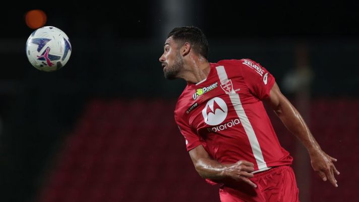 MONZA, ITALY - AUGUST 13: Pablo Mari of AC Monza jumps for the ball during the Serie A match between AC Monza and Torino FC at Stadio Brianteo on August 13, 2022 in Monza, Italy. (Photo by Emilio Andreoli/Getty Images) Monza, buone notizie da Pablo Marì: “Ho recuperato dall’infortunio e ci sono” - immagine 1