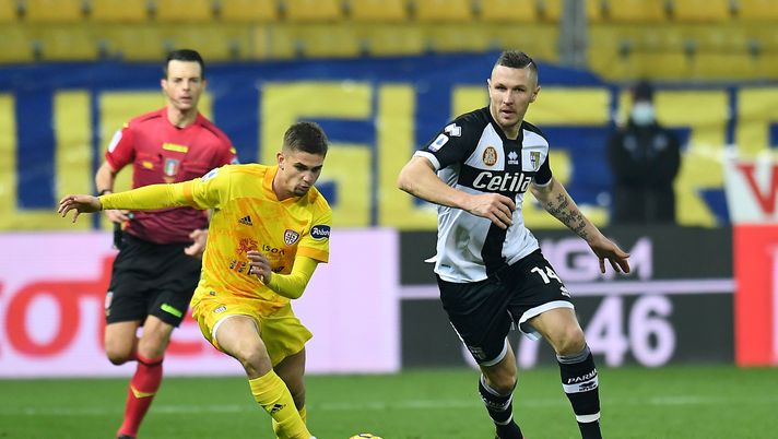 PARMA, ITALY - DECEMBER 16: Razvan Marin of Cagliari Calcio competes for the ball with Jasmin Kurtic of Parma Calcio during the Serie A match between Parma Calcio and Cagliari Calcio at Stadio Ennio Tardini on December 16, 2020 in Parma, Italy. (Photo by Alessandro Sabattini/Getty Images) 