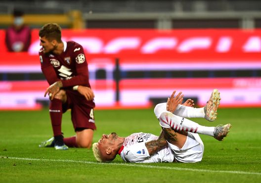  TURIN, ITALY - MAY 12: Samu Castillejo of A.C. Milan reacts after a challenged by Vojnovic Lyanco of Torino FC which leads to a penalty being awarded during the Serie A match between Torino FC and AC Milan at Stadio Olimpico di Torino on May 12, 2021 in Turin, Italy. Sporting stadiums around Italy remain under strict restrictions due to the Coronavirus Pandemic as Government social distancing laws prohibit fans inside venues resulting in games being played behind closed doors. (Photo by Valerio Pennicino/Getty Images) 