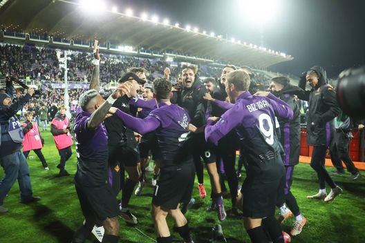 Il pallone è quello giallo, la festa è viola: la Fiorentina salta con tutta Firenze- immagine 2