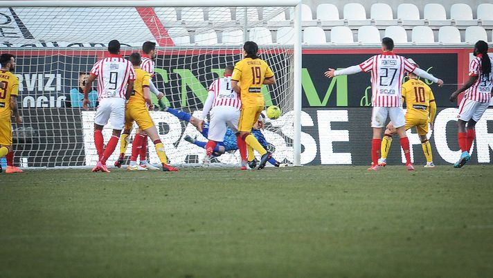 Foto Claudio Martinelli/LaPresse
23 gennaio 2022 Vicenza Italia
sport calcio
L.R. Vicenza vs A.S. Cittadella - Campionato di calcio Serie BKT 2021/2022 - Stadio “Romeo Menti”
Nella foto: frare domenico segna gol 1-1
Photo Claudio Martinelli/LaPresse
January 23th, 2022 Vicenza Italy
sport soccer
L.R. Vicenza vs A.S. Cittadella - Italian Football Championship League BKT 2021/2022 - “Romeo Menti” stadium.
In the pic: frare domenico scores goal 1-1 Vicenza-Cittadella tra gol, rigori ed espulsioni: finisce in parità con i granata in 9 - immagine 1