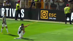 Portogallo, segna e finge uno sparo ai tifosi rivali con la bandierina: ammonito attaccante del Portimonense