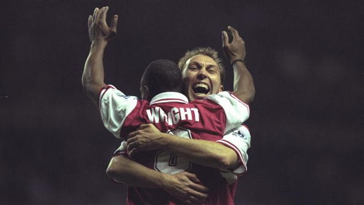 30 Nov 1996: Ian Wright of Arsenal celebrates his winning goal with teammate David Platt during the FA Carling Premier league match between Newcastle United and Arsenal at St.James'' Park in Newcastle. Arsenal won 1-2. Mandatory Credit: Ben Radford/Allsport Ian Wright vede Platt sugli spalti ma non lo riconosce: “Wow! È cambiato parecchio” - immagine 1