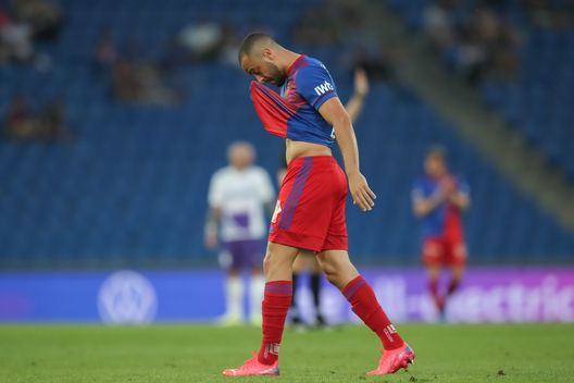 BASEL, SWITZERLAND - AUGUST 12: Arthur Mendonca Cabral of FC Basel reacts during the UEFA Conference League Third Qualifying Round Leg Two match between FC Basel and Ujpest at St. Jakob-Park on August 12, 2021 in Basel, Switzerland. (Photo by Christian Kaspar-Bartke/Getty Images) Sky: la Fiorentina si cautela. Offerti 14 milioni per Cabral del Basilea- immagine 2