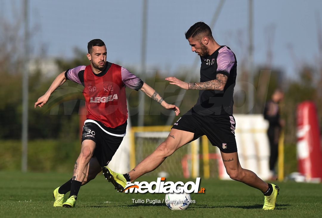  PALERMO, ITALY - MARCH 06: Ilija Nestorovski (L) and Roberto Fiordilino in action during a US Citta' di Palermo training session at Tenente Carmelo Onorato Sports Center on March 06, 2019 in Palermo, Italy. (Photo by Tullio M. Puglia/Getty Images) 