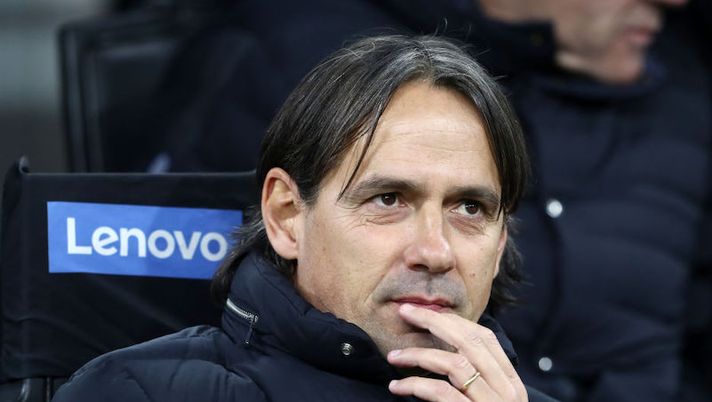 MILAN, ITALY - JANUARY 31: Simone Inzaghi, Head Coach of FC Internazionale, looks on prior to the Coppa Italia Quarter Final match between FC Internazionale and Atalanta BC at Stadio Giuseppe Meazza on January 31, 2023 in Milan, Italy. (Photo by Marco Luzzani/Getty Images) Inzaghi: “Skriniar, perché fuori e lo gestirò così. Lukaku mi è piaciuto, quando torna Brozovic” - immagine 1