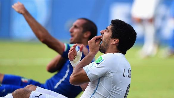 morso Suarez Chiellini (getty images) morso Suarez Chiellini