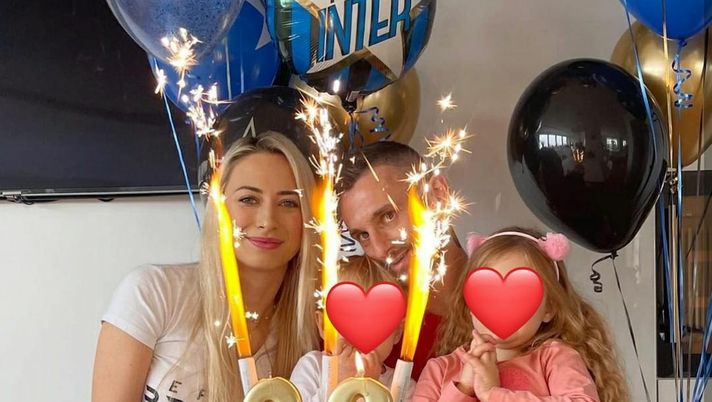 Inter, palloncini nerazzurri e 29 sulla torta: festa in famiglia per  Brozovic - FC Inter 1908