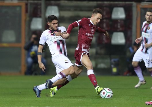 REGGIO CALABRIA, ITALY - FEBRUARY 01: Simone Edera (R) of Reggina controls the ball during the Serie B match between Reggina and US Salernitana at Stadio Oreste Granillo on February 01, 2021 in Reggio Calabria, Italy. (Photo by Maurizio Lagana/Getty Images) Torino, Edera e la riabilitazione: “Mai mollare”. Obiettivo in campo a febbraio- immagine 3