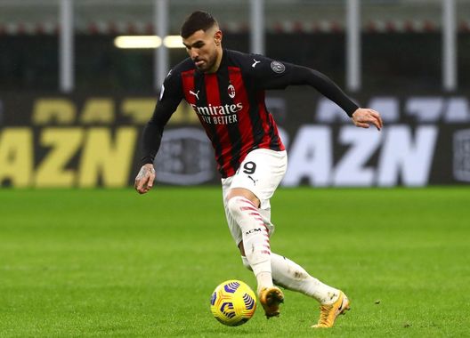 MILAN, ITALY - FEBRUARY 07: Theo Hernandez of AC Milan in action during the Serie A match between AC Milan and FC Crotone at Stadio Giuseppe Meazza on February 07, 2021 in Milan, Italy. Sporting stadiums around Italy remain under strict restrictions due to the Coronavirus Pandemic as Government social distancing laws prohibit fans inside venues resulting in games being played behind closed doors. (Photo by Marco Luzzani/Getty Images) MILAN, ITALY - FEBRUARY 07: Theo Hernandez of AC Milan in action during the Serie A match between AC Milan and FC Crotone at Stadio Giuseppe Meazza on February 07, 2021 in Milan, Italy. Sporting stadiums around Italy remain under strict restrictions due to the Coronavirus Pandemic as Government social distancing laws prohibit fans inside venues resulting in games being played behind closed doors. (Photo by Marco Luzzani/Getty Images)