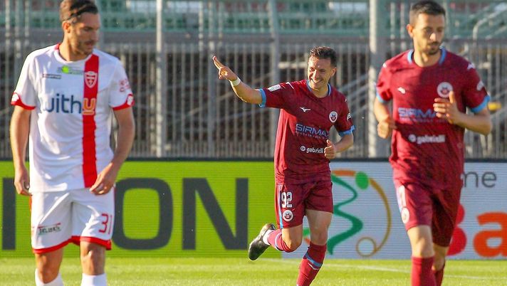 Enrico Baldini esulta dopo la tripletta con il Monza 