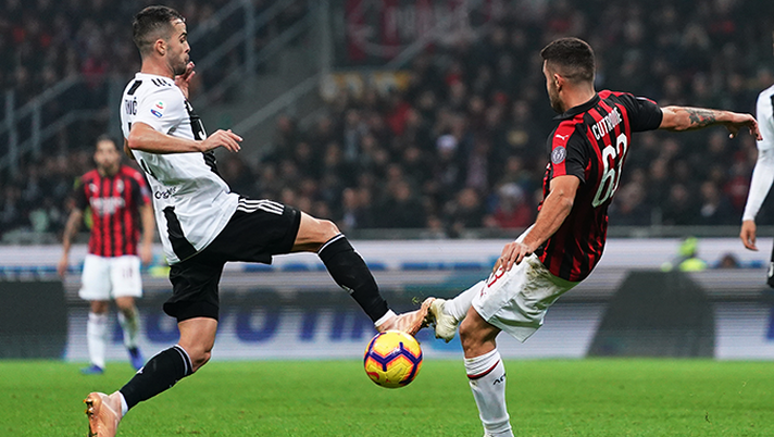 Miralem Pjanic e Patrick Cutrone durante Milan-Juventus 0-2 dell'11 novembre 2018 (credits: acmilan.com) 