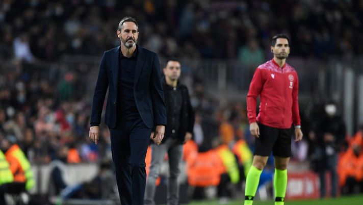 BARCELONA, SPAIN - NOVEMBER 20: Vicente Moreno, Head Coach of Espanyol looks on during the La Liga Santander match between FC Barcelona and RCD Espanyol at Camp Nou on November 20, 2021 in Barcelona, Spain. (Photo by Alex Caparros/Getty Images) Espanyol, parole forti del tecnico Moreno: “Se rigiochiamo il derby col Barça vinciamo 9 volte noi…” - immagine 1