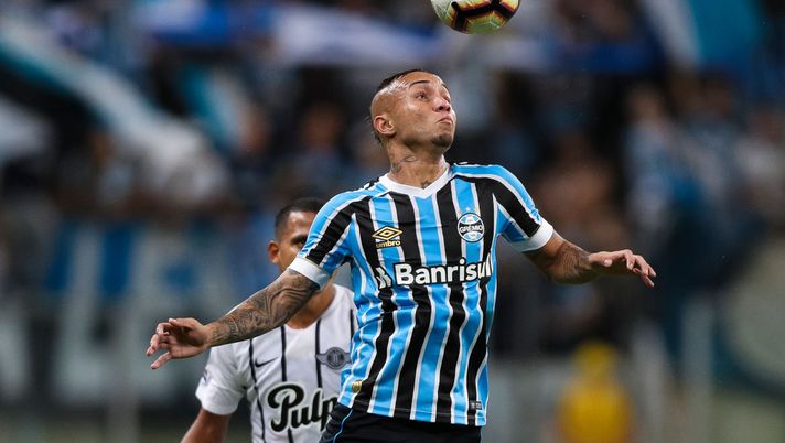 PORTO ALEGRE, BRAZIL - MARCH 12: Everton (F) of Gremio struggles for the ball with Sergio Daniel Aquino of Libertad during a match between Gremio and Libertad, as part of Copa CONMEBOL Libertadores 2019 at Arena do Gremio on March 12, 2019 in Porto Alegre, Brazil. (Photo by Buda Mendes/Getty Images) PORTO ALEGRE, BRAZIL - MARCH 12: Everton (F) of Gremio struggles for the ball with Sergio Daniel Aquino of Libertad during a match between Gremio and Libertad, as part of Copa CONMEBOL Libertadores 2019 at Arena do Gremio on March 12, 2019 in Porto Alegre, Brazil. (Photo by Buda Mendes/Getty Images)