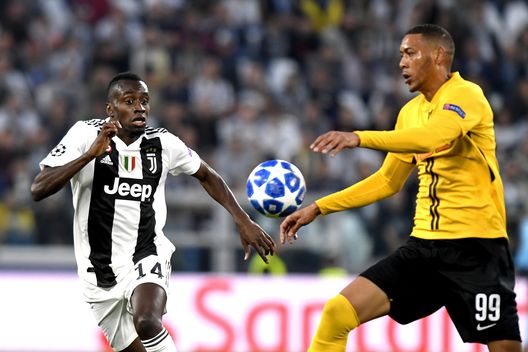 TURIN, ITALY - OCTOBER 02: Blaise Matuidi of Juventus competes for the ball with Guillaume Hoarau of BSC Young Boys during the Group H match of the UEFA Champions League between Juventus and BSC Young Boys at Allianz Stadium on October 2, 2018 in Turin, Italy. (Photo by Filippo Alfero - Juventus FC/Juventus FC via Getty Images ) 