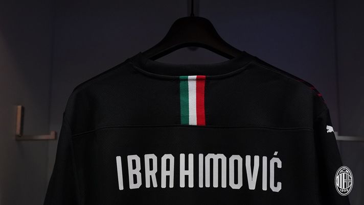 La terza maglia del Milan di Zlatan Ibrahimovic (credits: acmilan.com) 