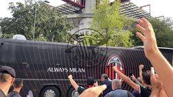 VIDEO – Derby Milan-Inter, l’arrivo del pullman rossonero a San Siro