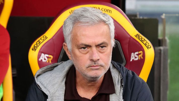 ROME, ITALY - OCTOBER 24: Jose Mourinho, Head Coach of AS Roma looks on prior to the Serie A match between AS Roma and SSC Napoli at Stadio Olimpico on October 24, 2021 in Rome, Italy. (Photo by Paolo Bruno/Getty Images) Mourinho: “Il campo del Vitesse non è da calcio! Niente turnover, novità per Spinazzola” - immagine 1