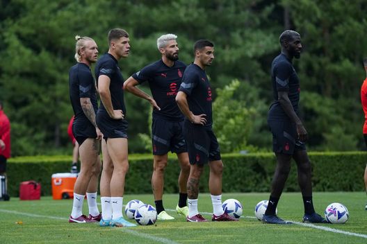 Simon Kjaer, Andrei Coubis, Olivier Giroud, Rade Krunic e Tiémoué Bakayoko (giocatori AC Milan) durante una seduta di allenamento a Milanello | Milan News (Getty Images) Kjaer Coubis Giroud Krunic Bakayoko AC Milan allenamento Milanello