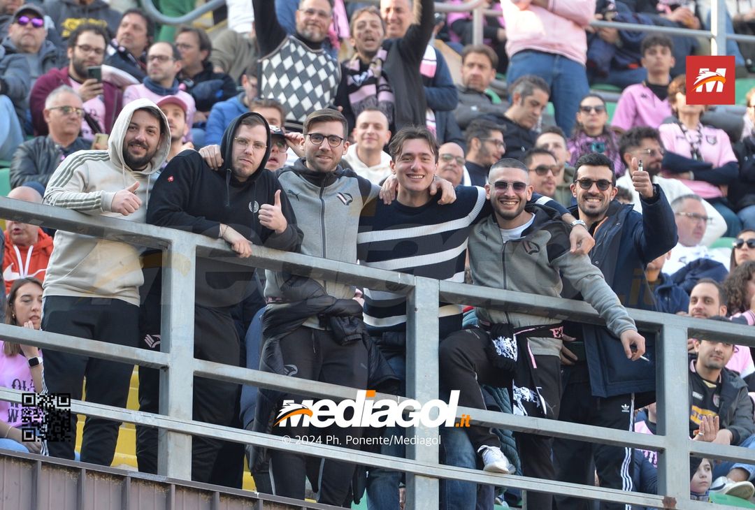FOTOTIFO Palermo-Como 3-0, gli scatti ai tifosi al “Renzo Barbera” (GALLERY) - immagine 19