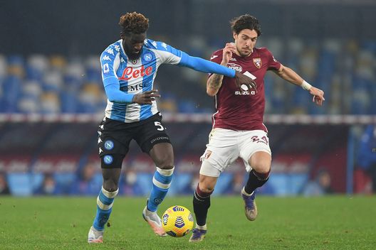  NAPLES, ITALY - DECEMBER 23: Simone Verdi of Torino battles for possession with Tiemoue Bakayoko of SSC Napoli during the Serie A match between SSC Napoli and Torino FC at Stadio Diego Armando Maradona on December 23, 2020 in Naples, Italy. Sporting stadiums around Italy remain under strict restrictions due to the Coronavirus Pandemic as Government social distancing laws prohibit fans inside venues resulting in games being played behind closed doors. (Photo by Francesco Pecoraro/Getty Images) 