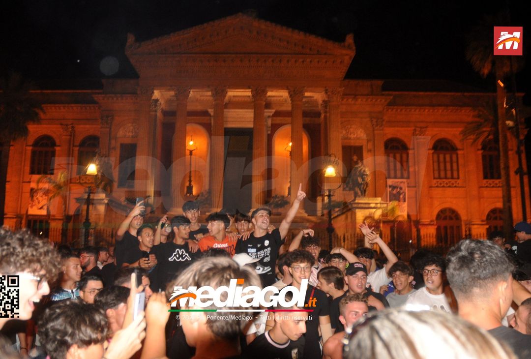 FOTO Palermo in Serie B, i festeggiamenti dei rosanero al Renzo Barbera (Gallery) - immagine 31