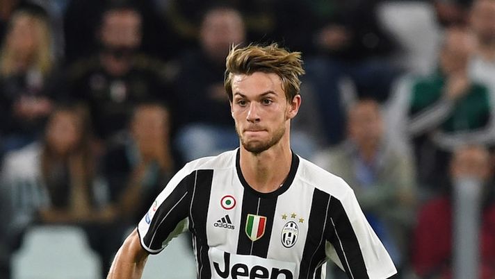 TURIN, ITALY - SEPTEMBER 21: Daniele Rugani of Juventus FC in action during the Serie A match between Juventus FC and Cagliari Calcio at Juventus Stadium on September 21, 2016 in Turin, Italy. (Photo by Valerio Pennicino/Getty Images) Nazionale, non solo El Shaarawy: si ferma anche Rugani, infortunio a una mano - immagine 1