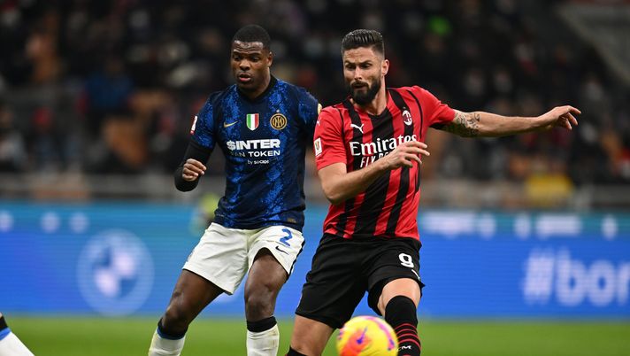 MILAN, ITALY - MARCH 01: Olivier Giroud of AC Milan competes for the ball with Denzel Dumfries of FC Internazionale during the Coppa Italia Semi Final 1st Leg match between AC Milan and FC Internazionale at Stadio Giuseppe Meazza on March 01, 2022 in Milan, Italy. (Photo by Claudio Villa/AC Milan via Getty Images) MILAN, ITALY - MARCH 01: Olivier Giroud of AC Milan competes for the ball with Denzel Dumfries of FC Internazionale during the Coppa Italia Semi Final 1st Leg match between AC Milan and FC Internazionale at Stadio Giuseppe Meazza on March 01, 2022 in Milan, Italy. (Photo by Claudio Villa/AC Milan via Getty Images)