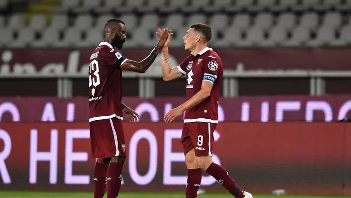 TURIN, ITALY - JUNE 23:  Andrea Belotti (R) of Torino FC celebrates victory with team mate Nicolas Nkoulou at the end of the Serie A match between Torino FC and  Udinese Calcio at Stadio Olimpico di Torino on June 23, 2020 in Turin, Italy.  (Photo by Valerio Pennicino/Getty Images)