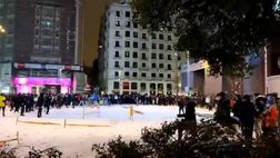 VIDEO Madrid è “blanca”: battaglia a palle di neve in Plaza de Callao. Le immagini che hanno scatenato i social