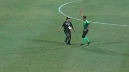 Malesia, l’arbitro costretto alla fuga: lo insegue l’allenatore espulso…