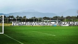 Salerno, clima derby in piena contestazione: striscione senza mezzi termini…