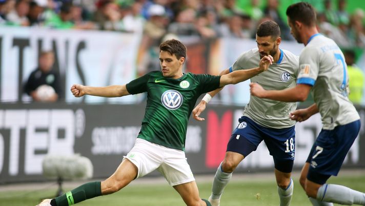 WOLFSBURG, GERMANY - AUGUST 25: Josip Brekalo of Wolfsburg (L) fights for the ball with Daniel Caligiuri and Mark Uth of Schalke 04 during the Bundesliga match between VfL Wolfsburg and FC Schalke 04 at Volkswagen Arena on August 25, 2018 in Wolfsburg, Germany. (Photo by Selim Sudheimer/Bongarts/Getty Images) WOLFSBURG, GERMANY - AUGUST 25: Josip Brekalo of Wolfsburg (L) fights for the ball with Daniel Caligiuri and Mark Uth of Schalke 04 during the Bundesliga match between VfL Wolfsburg and FC Schalke 04 at Volkswagen Arena on August 25, 2018 in Wolfsburg, Germany. (Photo by Selim Sudheimer/Bongarts/Getty Images)