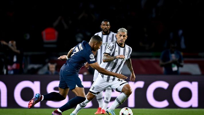 PARIS, FRANCE - SEPTEMBER 06: Leandro Paredes of Juventus is challenged by Kylian Mbappé of Paris Saint-Germain during the UEFA Champions League group H match between Paris Saint-Germain and Juventus at Parc des Princes on September 06, 2022 in Paris, France. (Photo by Daniele Badolato - Juventus FC/Juventus FC via Getty Images) Juve a Parigi, spiragli oltre Mbappé - immagine 1