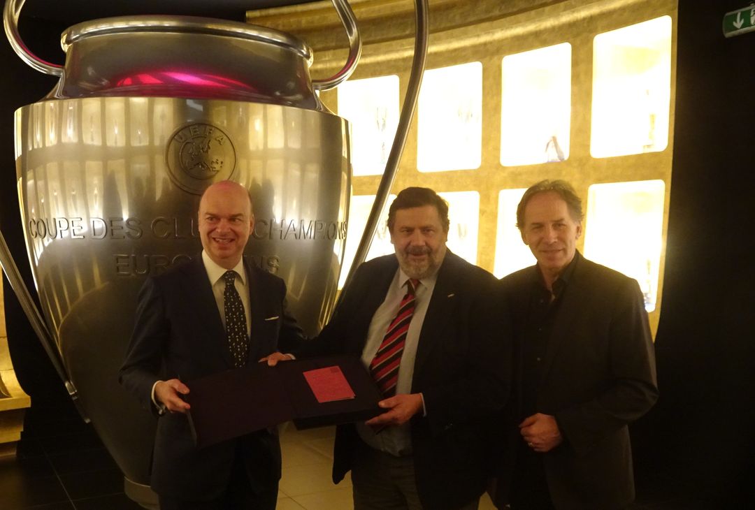 Il momento della consegna dello statuto: Fassone, La Scala e Baresi