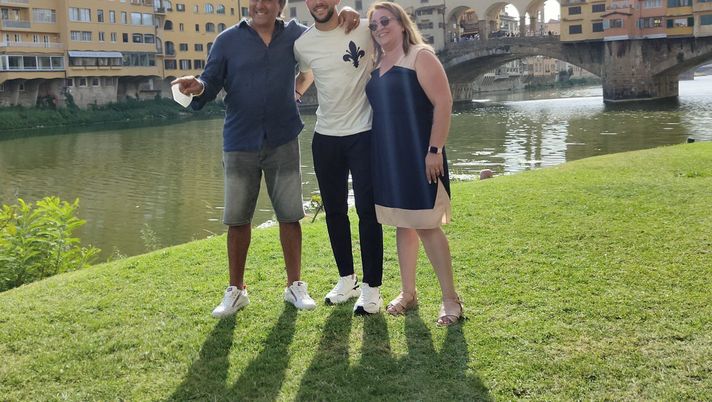 FOTO VN – Nico Gonzalez posa con la famiglia di fronte a Ponte Vecchio FOTO VN – Nico Gonzalez posa con la famiglia di fronte a Ponte Vecchio
