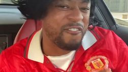 Parrucca nera e bacio allo stemma: Patrice Evra impazzisce per il Manchester derby