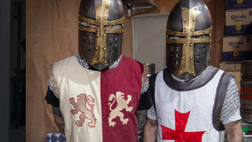 Mondiali, tifosi inglesi allo stadio vestiti da crociati: la sicurezza li costringe a spogliarsi